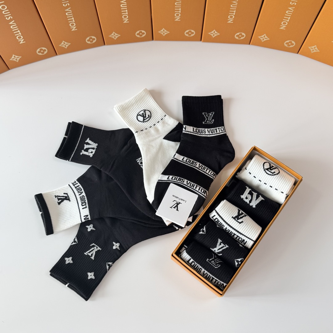 💛配专柜包装 LV（路易威登）新款中长款堆堆袜袜子！一盒五双，专柜同步筒袜袜子，💛大牌出街，潮人必备🔥超好搭。