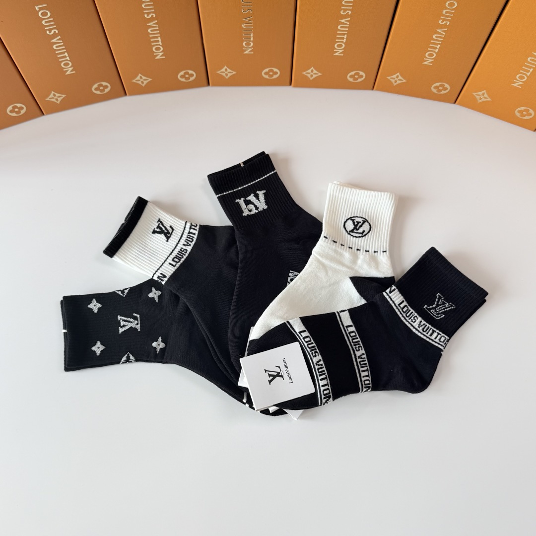 💛配专柜包装 LV（路易威登）新款中长款堆堆袜袜子！一盒五双，专柜同步筒袜袜子，💛大牌出街，潮人必备🔥超好搭。