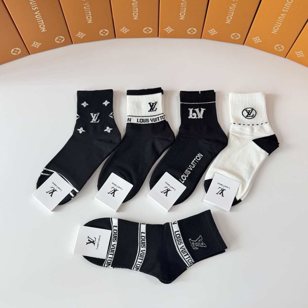 💛配专柜包装 LV（路易威登）新款中长款堆堆袜袜子！一盒五双，专柜同步筒袜袜子，💛大牌出街，潮人必备🔥超好搭。