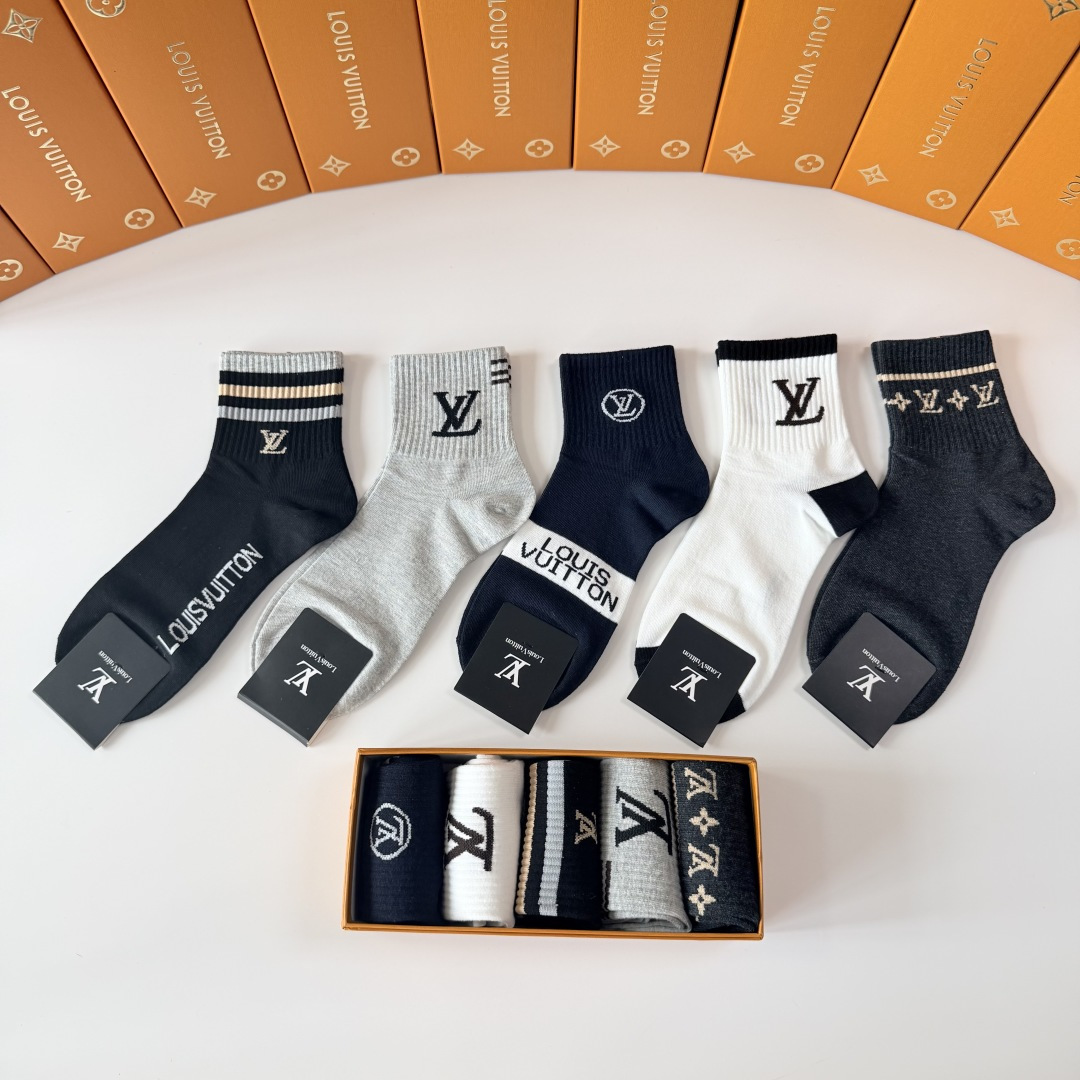 💛配专柜包装 LV（路易威登）新款中长款堆堆袜袜子！一盒五双，专柜同步筒袜袜子，💛大牌出街，潮人必备🔥超好搭。