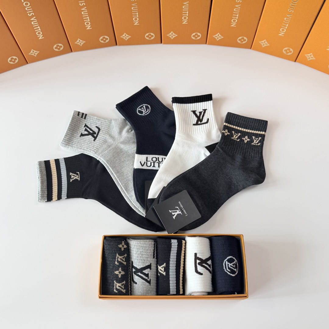 💛配专柜包装 LV（路易威登）新款中长款堆堆袜袜子！一盒五双，专柜同步筒袜袜子，💛大牌出街，潮人必备🔥超好搭。