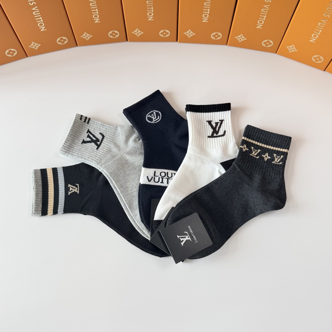 💛配专柜包装 LV（路易威登）新款中长款堆堆袜袜子！一盒五双，专柜同步筒袜袜子，💛大牌出街，潮人必备🔥超好搭。