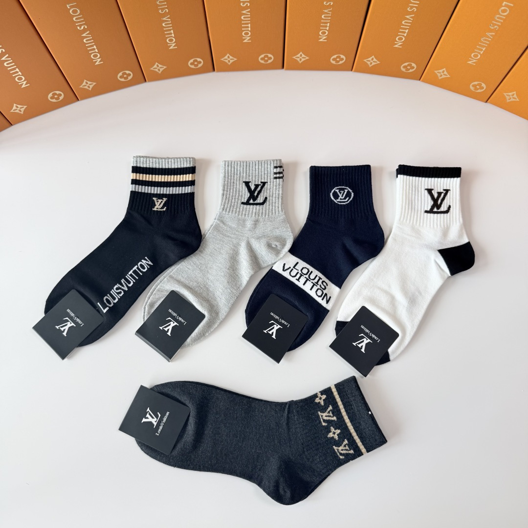 💛配专柜包装 LV（路易威登）新款中长款堆堆袜袜子！一盒五双，专柜同步筒袜袜子，💛大牌出街，潮人必备🔥超好搭。