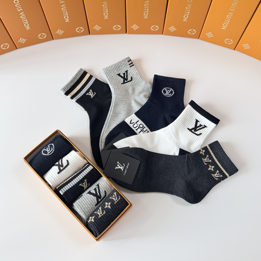 💛配专柜包装 LV（路易威登）新款中长款堆堆袜袜子！一盒五双，专柜同步筒袜袜子，💛大牌出街，潮人必备🔥超好搭。
