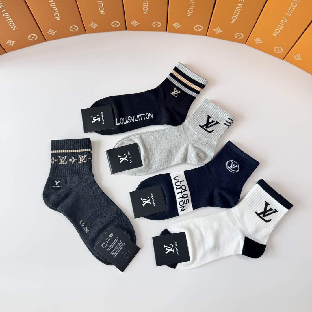 💛配专柜包装 LV（路易威登）新款中长款堆堆袜袜子！一盒五双，专柜同步筒袜袜子，💛大牌出街，潮人必备🔥超好搭。