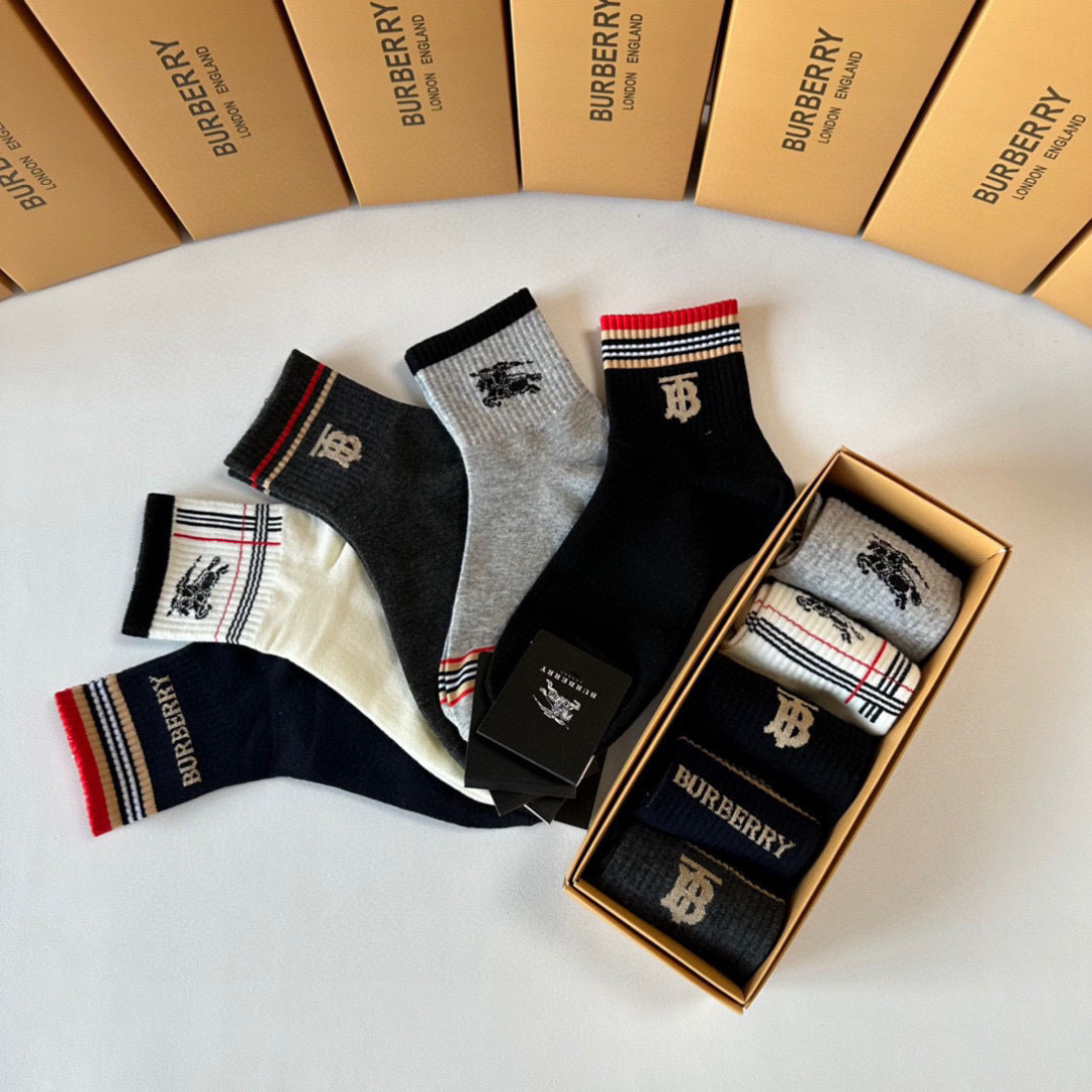 💛配专柜包装 Burberry （巴宝莉）新款中长款堆堆袜袜子！一盒五双，专柜同步筒袜袜子，大牌出街，潮人必备🔥超好搭