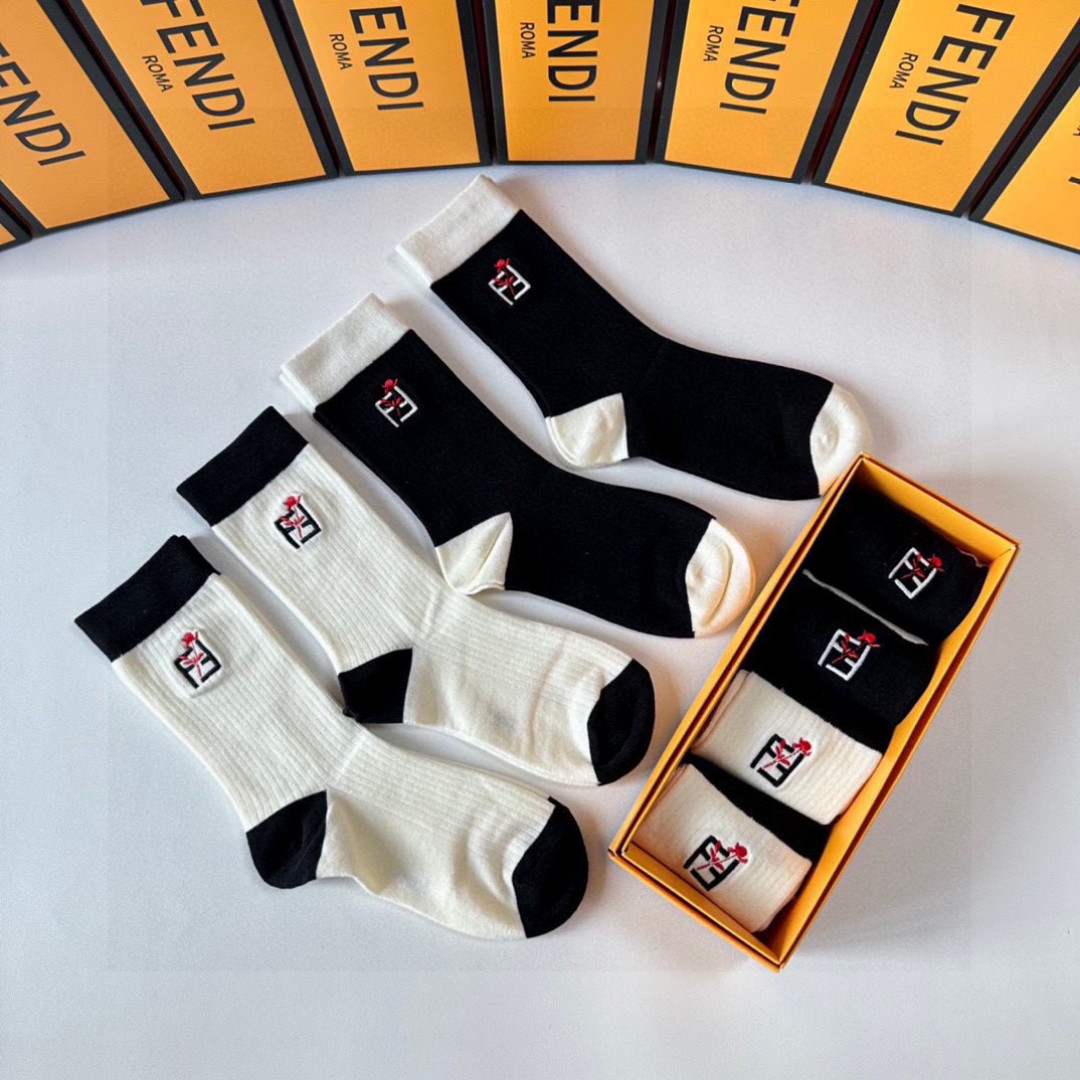 💛配专柜包装 FENDI（芬迪）新款中长款刺绣堆堆袜袜子！一盒四双，专柜同步筒袜袜子，💛大牌出街，潮人必备🔥超好搭
