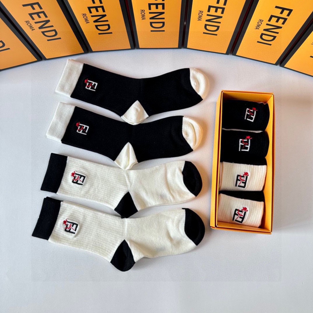 💛配专柜包装 FENDI（芬迪）新款中长款刺绣堆堆袜袜子！一盒四双，专柜同步筒袜袜子，💛大牌出街，潮人必备🔥超好搭