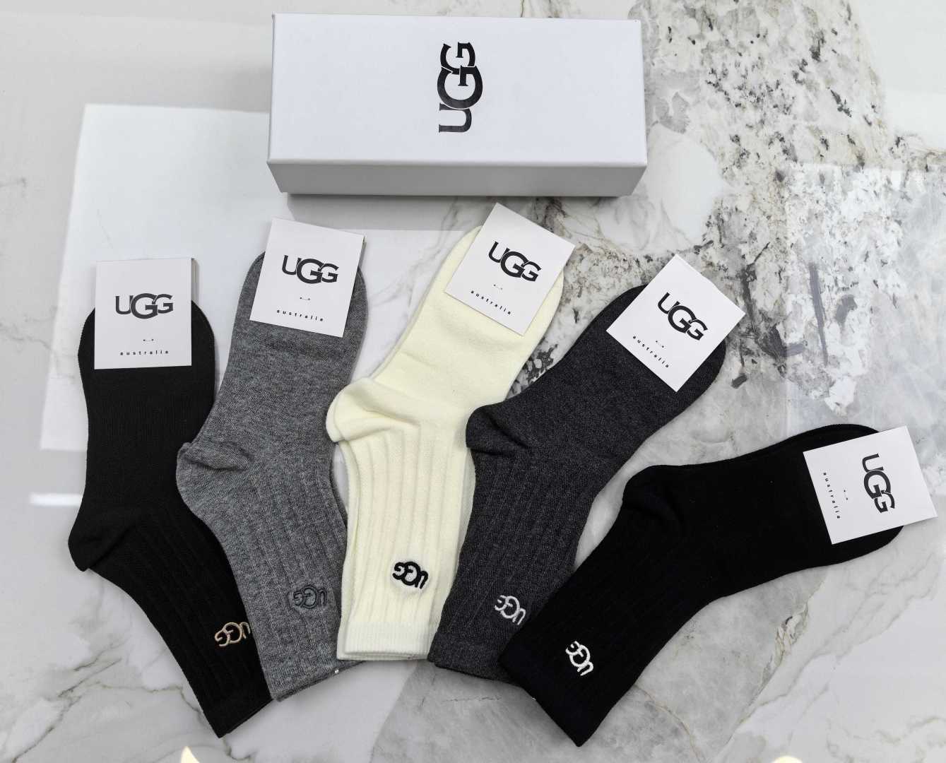 💛配专柜包装 UGG最新双针中长筒刺绣款堆堆袜袜子！一盒五双，专柜同步筒袜袜子，💛大牌出街，潮人必备🔥超好搭