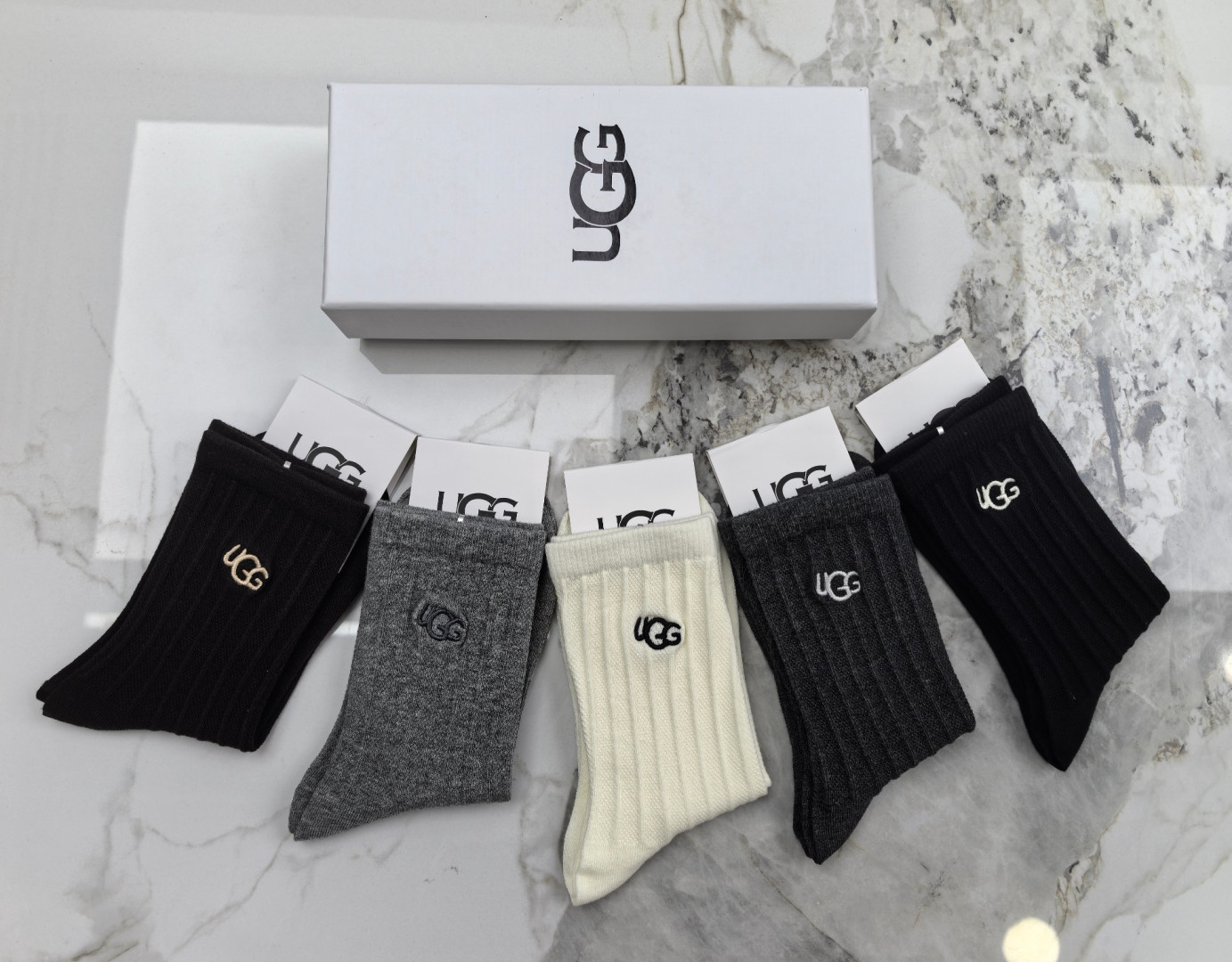 💛配专柜包装 UGG最新双针中长筒刺绣款堆堆袜袜子！一盒五双，专柜同步筒袜袜子，💛大牌出街，潮人必备🔥超好搭