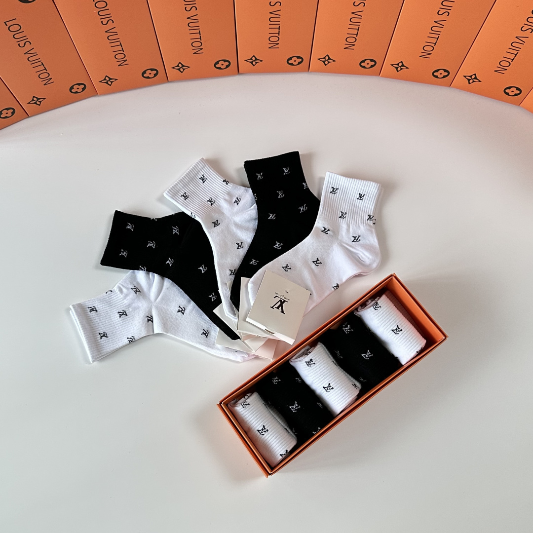💛配专柜包装 LV（路易威登）新款中长款堆堆袜袜子！一盒五双，专柜同步筒袜袜子，💛大牌出街，潮人必备🔥超好搭。