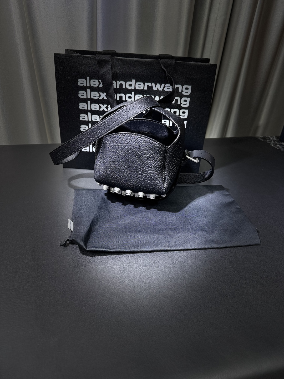 Сумка Alexander Wang ведерко с заклепками