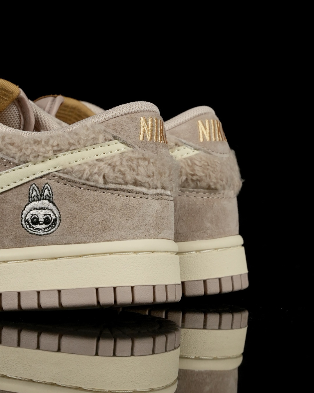 爆款新品‼️Labubu 定制款 跨越次元的美学 太妃糖糖 GB6675-006全鞋采用Dunk SB定