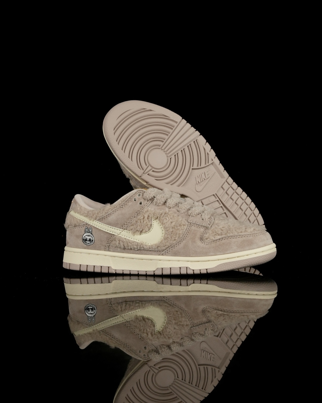 爆款新品‼️Labubu 定制款 跨越次元的美学 太妃糖糖 GB6675-006全鞋采用Dunk SB定