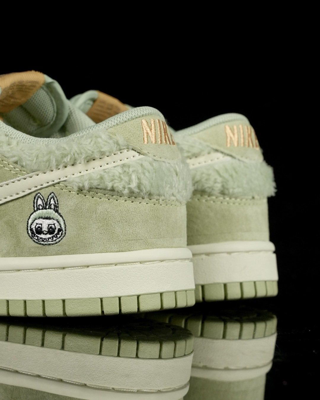 爆款新品‼️Labubu 定制款 跨越次元的美学 青提果果 GB6675-004全鞋采用Dunk SB定