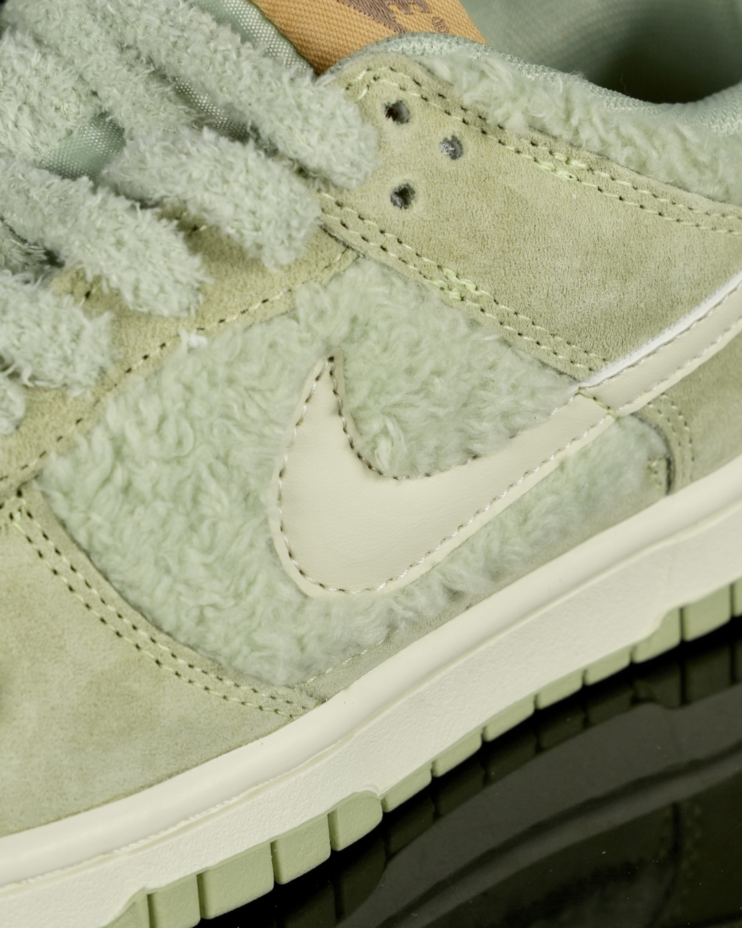 爆款新品‼️Labubu 定制款 跨越次元的美学 青提果果 GB6675-004全鞋采用Dunk SB定