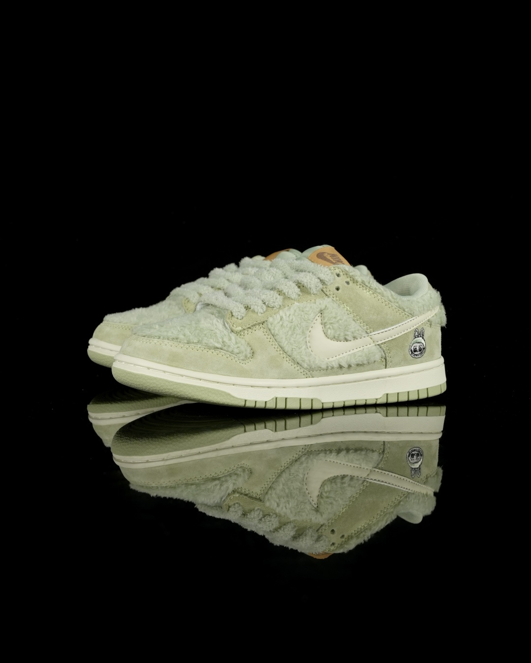 爆款新品‼️Labubu 定制款 跨越次元的美学 青提果果 GB6675-004全鞋采用Dunk SB定