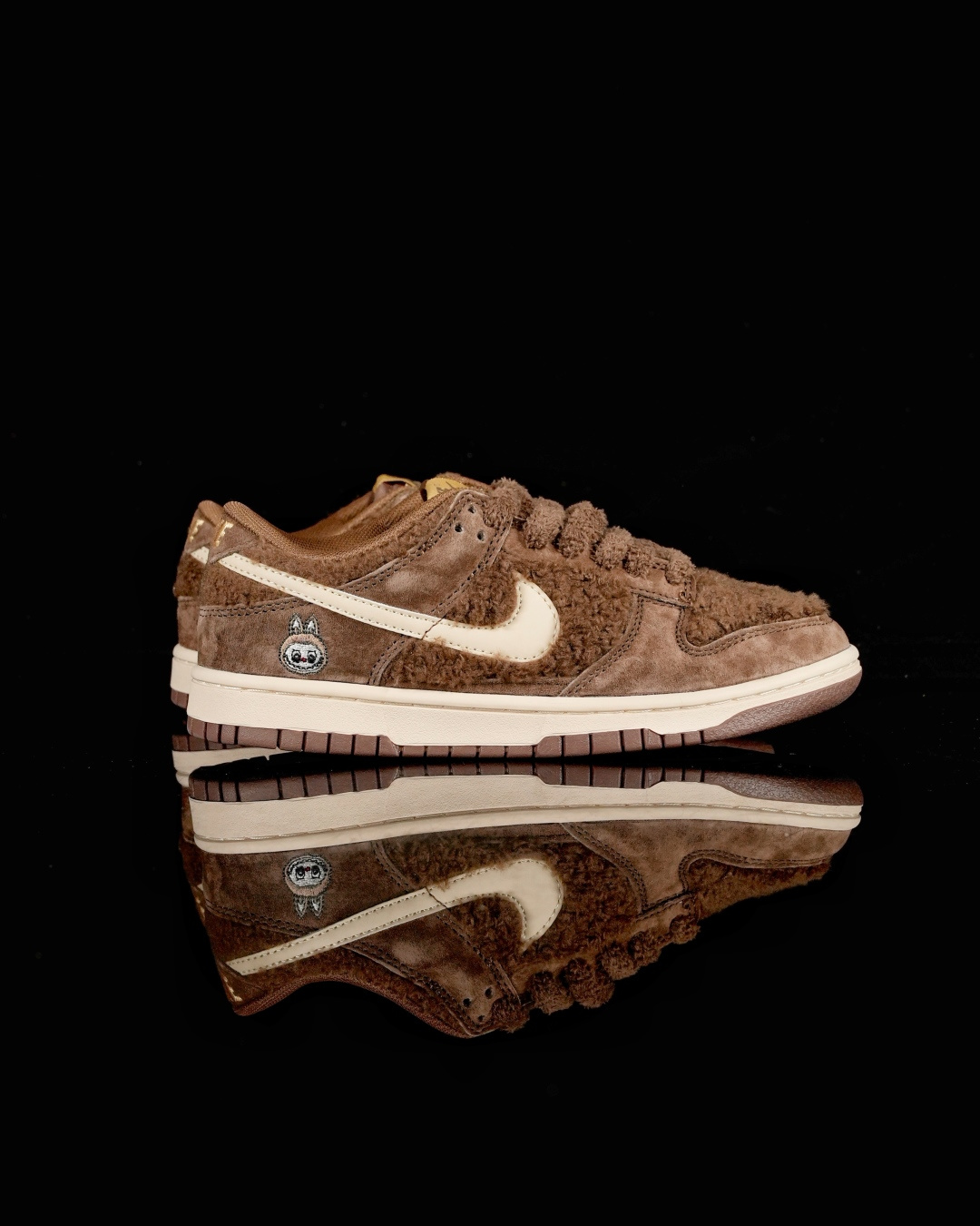 爆款新品‼️Labubu 定制款 跨越次元的美学 栗子可可 GB6675-001全鞋采用Dunk SB定