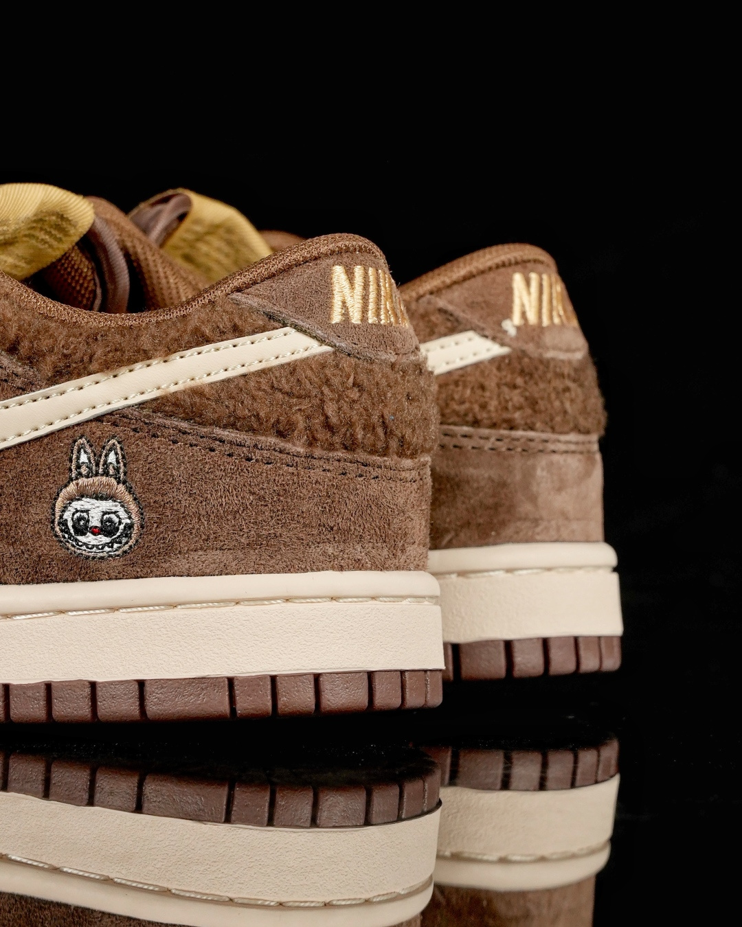 爆款新品‼️Labubu 定制款 跨越次元的美学 栗子可可 GB6675-001全鞋采用Dunk SB定