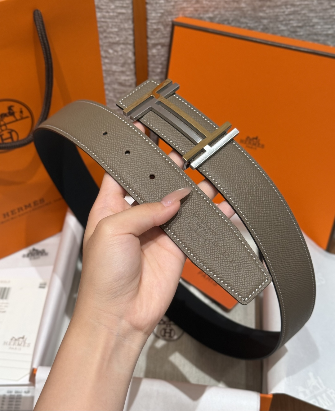 루이비통 H 버클 리버시블 가죽 벨트 38MM 상세 이미지 8