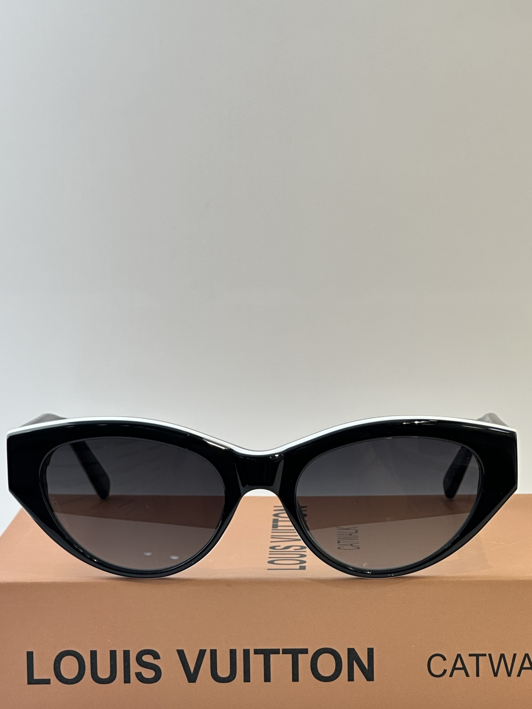 Louis Vuitto* Modelo: Z2686U Tamaño: 54□19-145🉐155