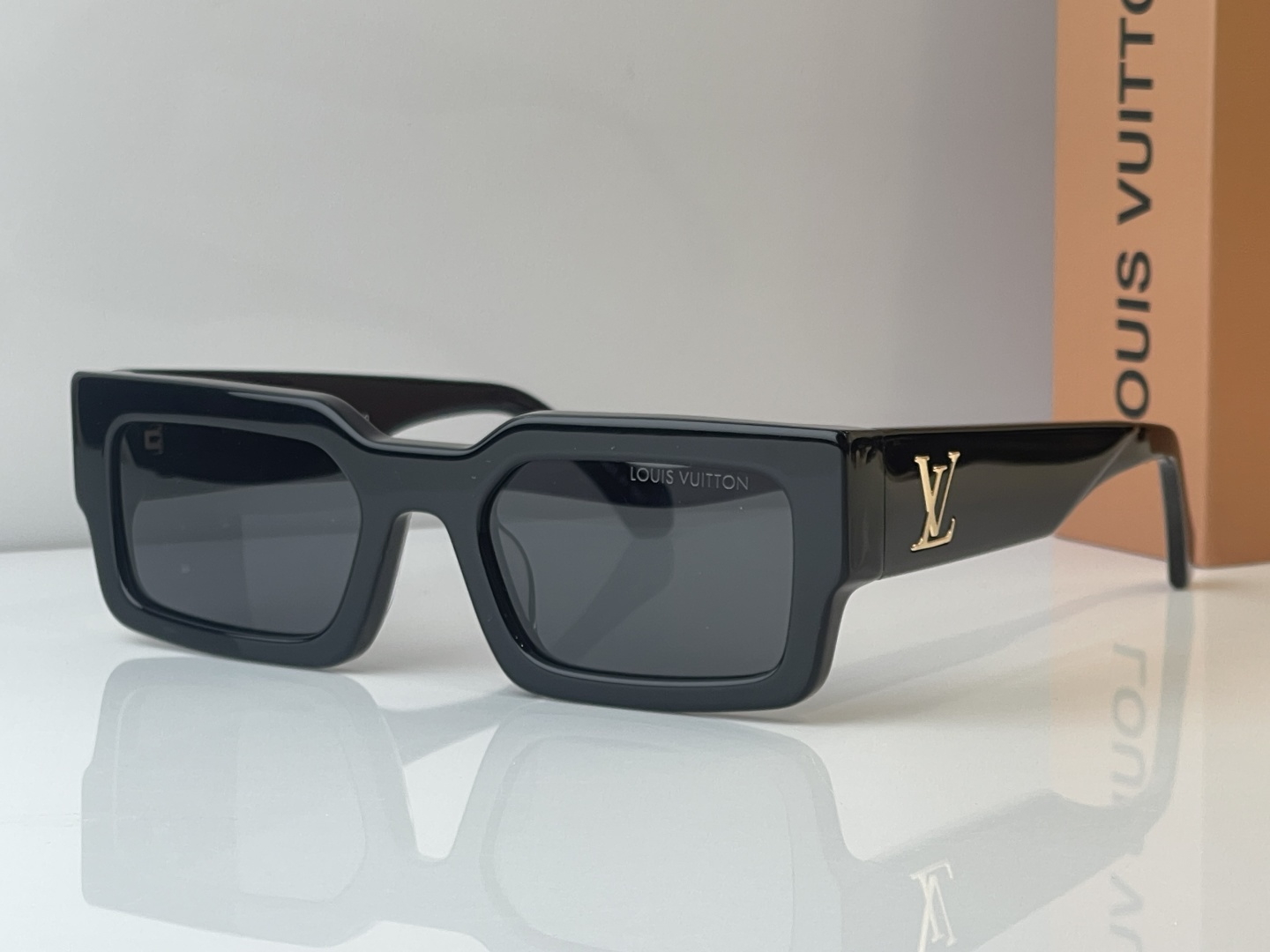 LOUIS VUITTO* Modelo: Z1910E Talla: 53口22-150 🉐155