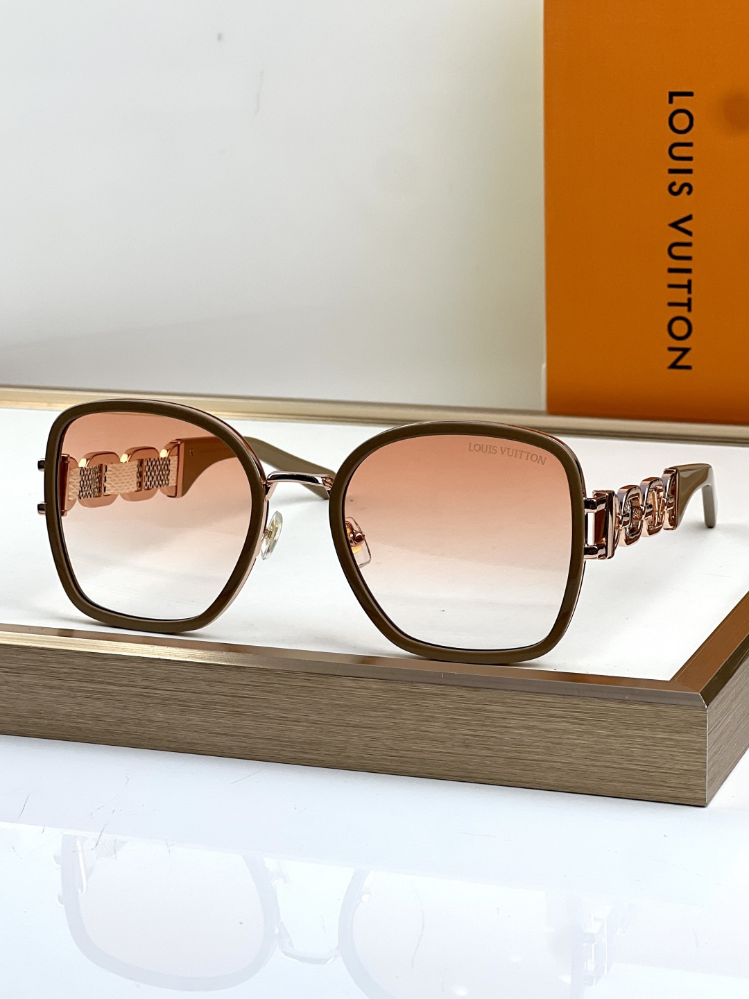 Louis Vuitton LOUIS VUITTO*