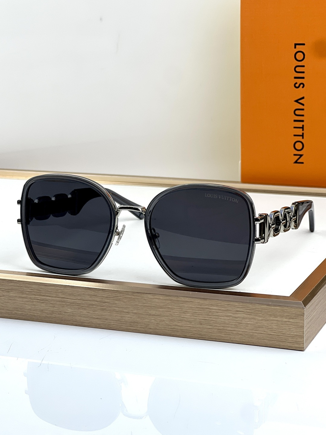 Louis Vuitton LOUIS VUITTO*