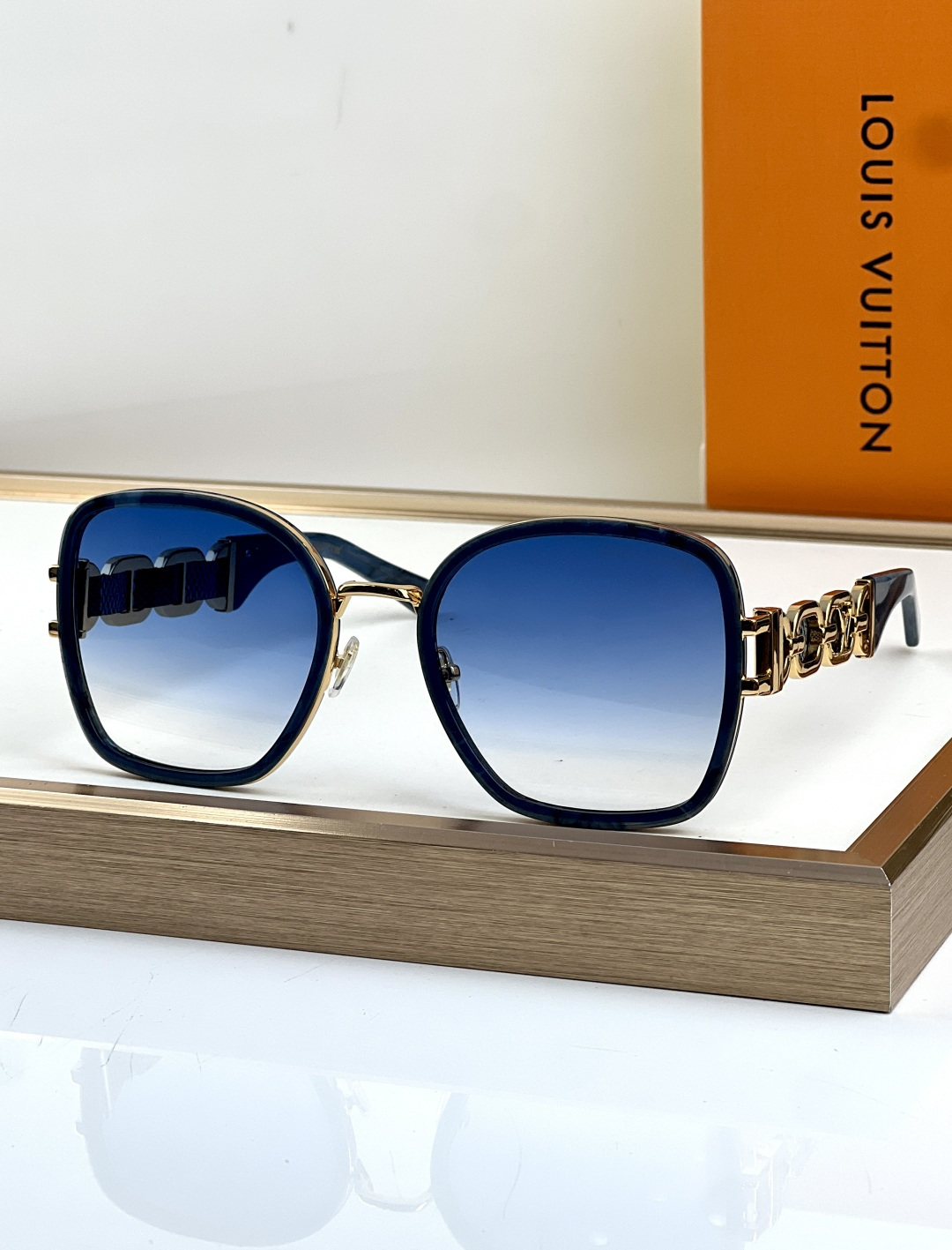 Louis Vuitton LOUIS VUITTO*