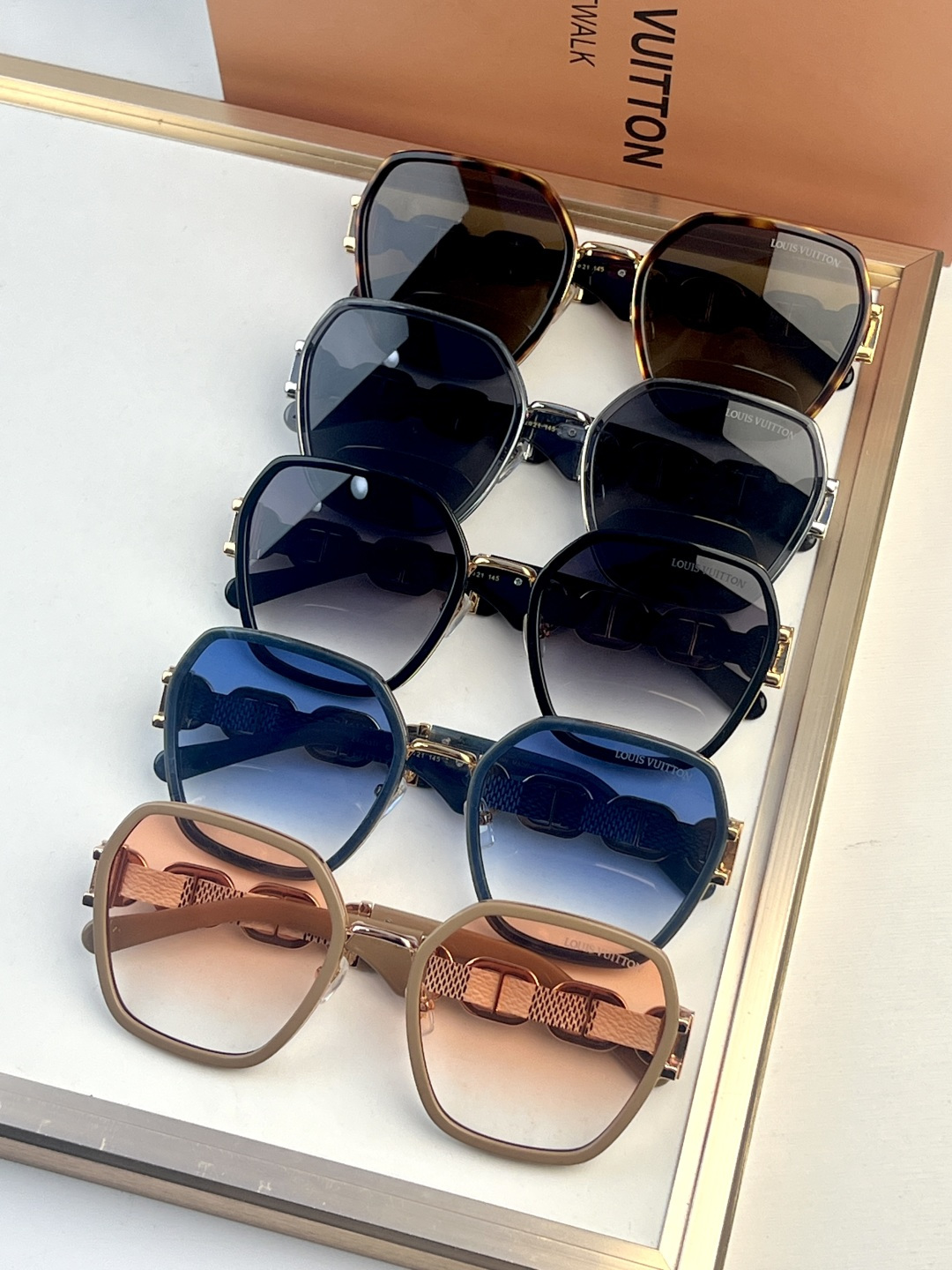 Louis Vuitton LOUIS VUITTO*