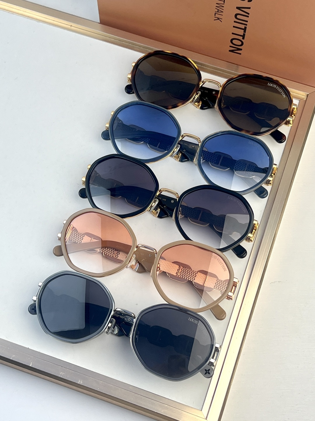 Louis Vuitton LOUIS VUITTO*