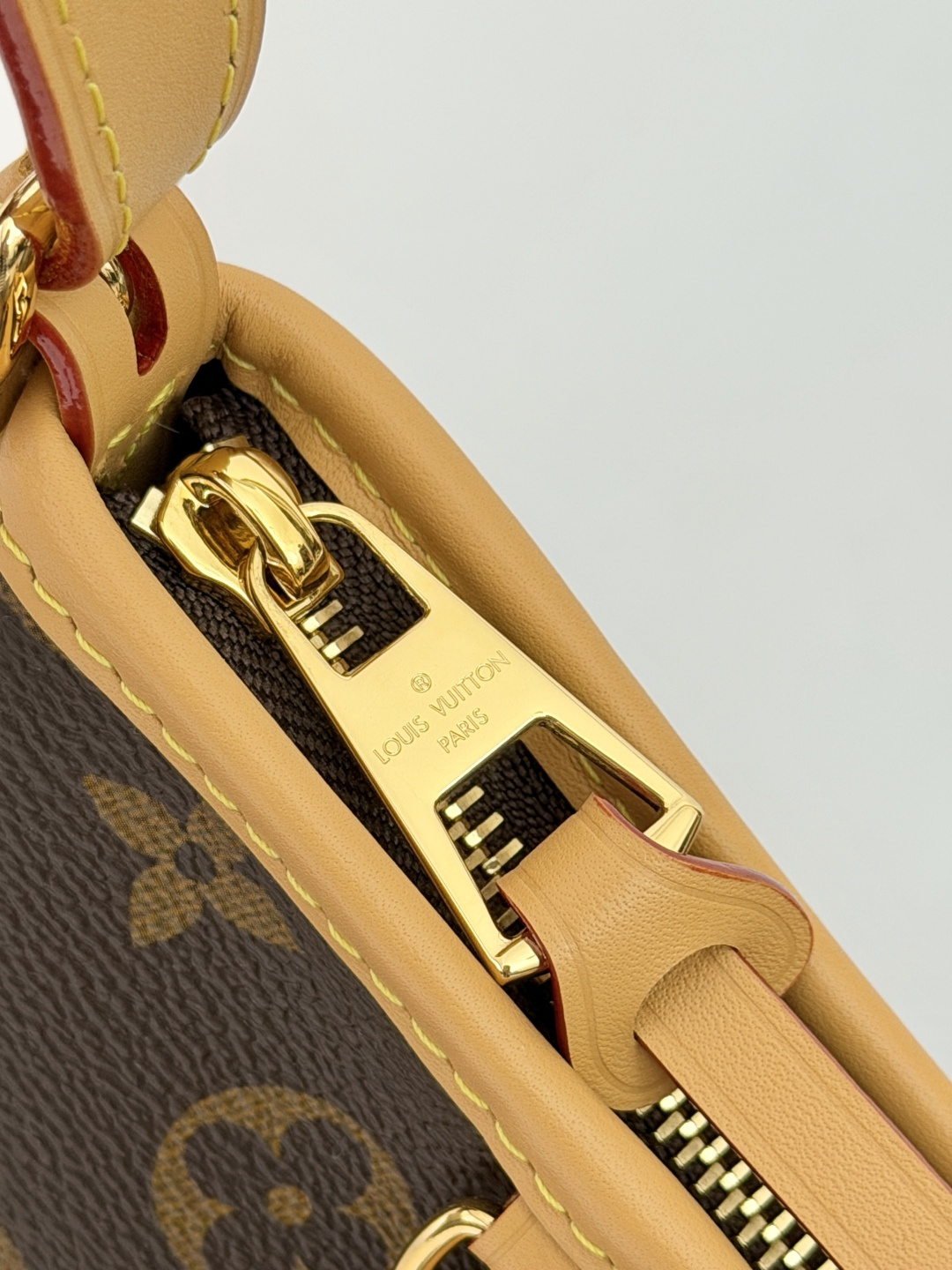 Brunello Cucinelli Classic Handcrafted Luxury Leather Shoulder Bag Ref 7