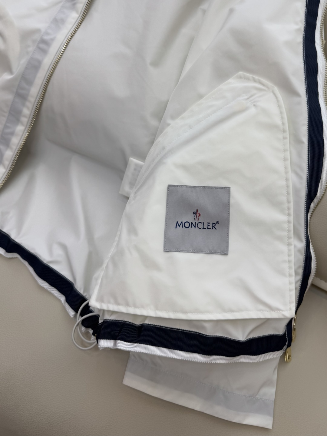 M2361#新款外套🌾Mon 蒙口 拉链款 长袖夹克外套 两色 1/2/3码