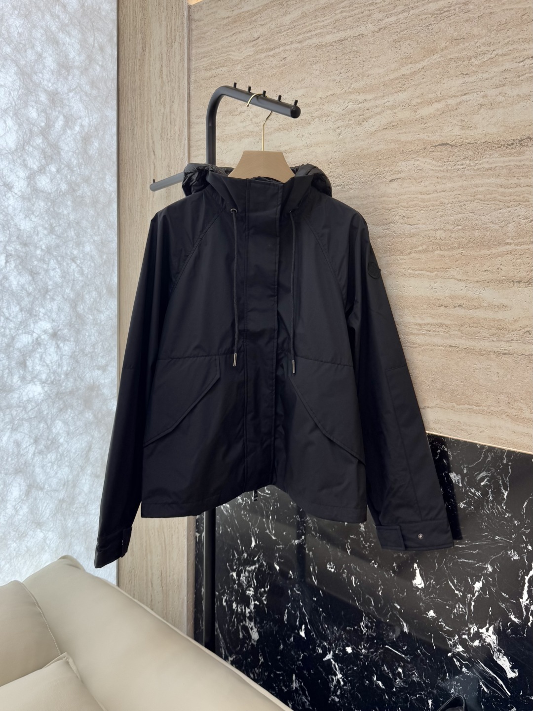 M2323#新款外套⚠️。
Mon 蒙口 90% 白鹅绒羽绒帽 夹棉长袖夹克外套 三色 1/2/3码 