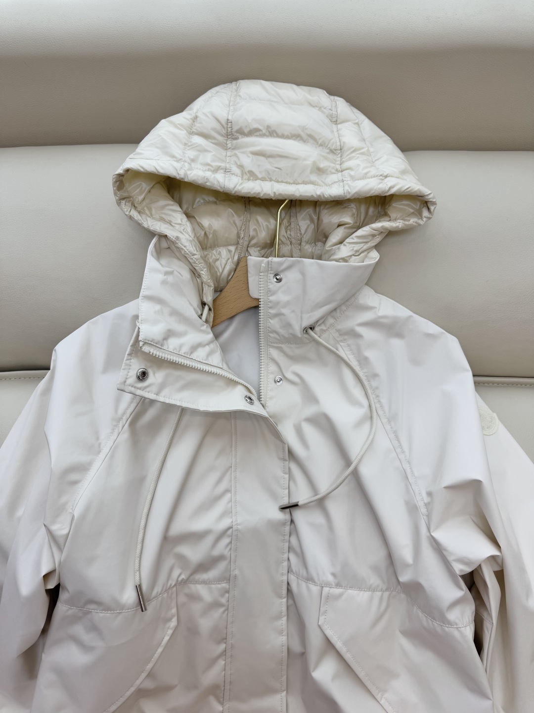 M2323#新款外套⚠️。
Mon 蒙口 90% 白鹅绒羽绒帽 夹棉长袖夹克外套 三色 1/2/3码 