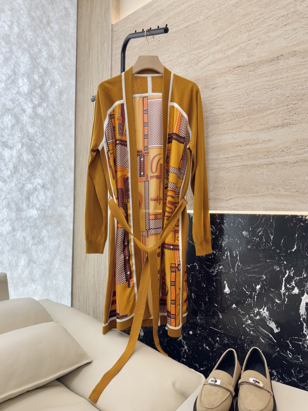 NO:331127,H32504# new cardigan H home positioning print silk silk knitted long sleeve cardigan jacket black yellow S-XXL,,jackets & coats,real silk,alexander wang19860909H32504#新款开衫 H家 定位印花 真丝拼丝针织长袖 长开衫外套 黑色 黄色S-XXL,,jackets & coats,real silk,alexander wang,Women's clothing