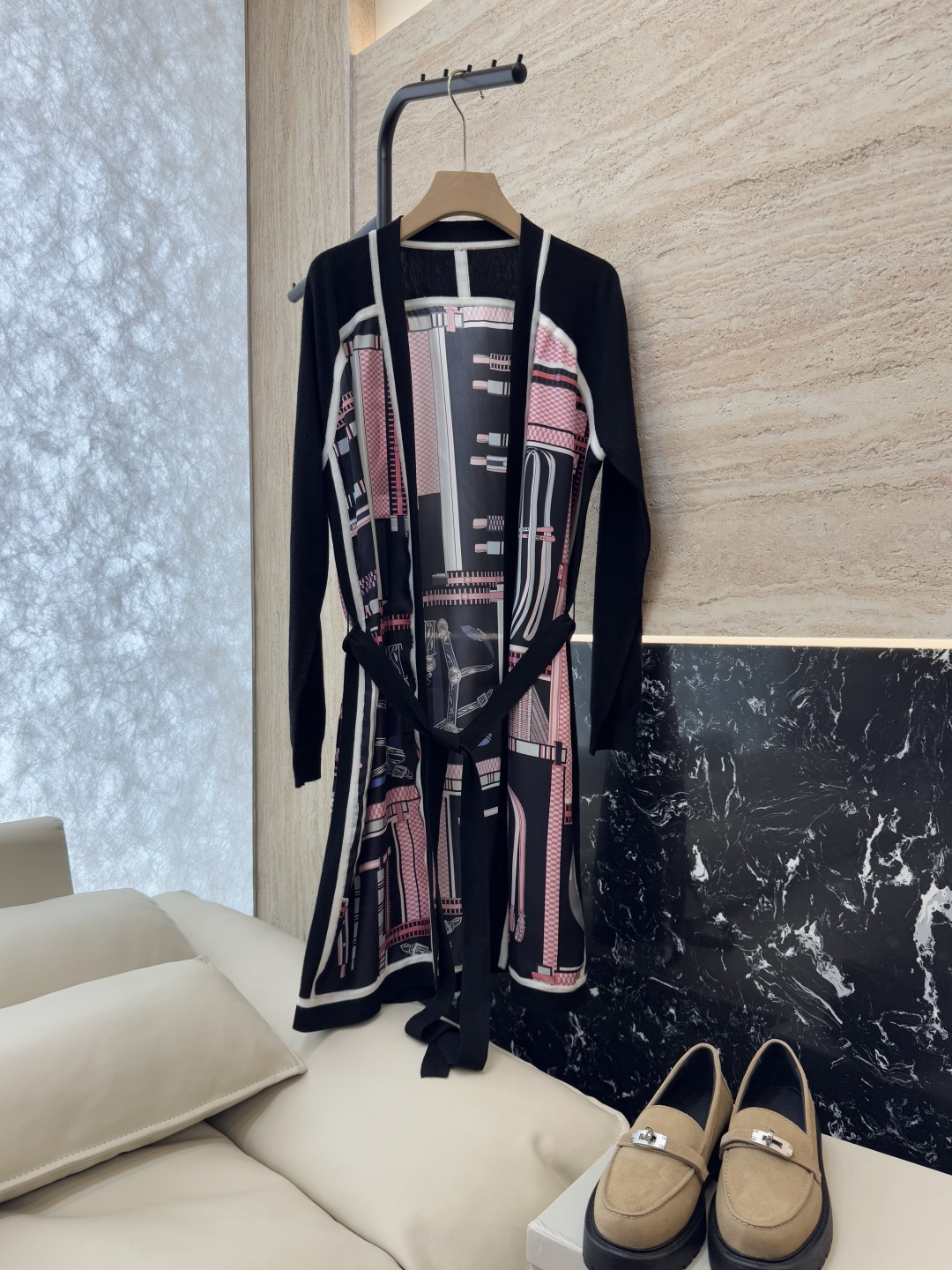 NO:331121,H32504# new cardigan H home positioning print silk silk knitted long sleeve cardigan jacket black yellow S-XXL,,jackets & coats,real silk,alexander wang19860909H32504#新款开衫 H家 定位印花 真丝拼丝针织长袖 长开衫外套 黑色 黄色S-XXL,,jackets & coats,real silk,alexander wang,Women's clothing