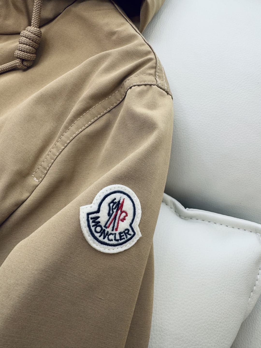 P851 Women’s Suit by Ms. Moncler Theberon: Stylish, Functional, and Ready for Sale - 图片 6
