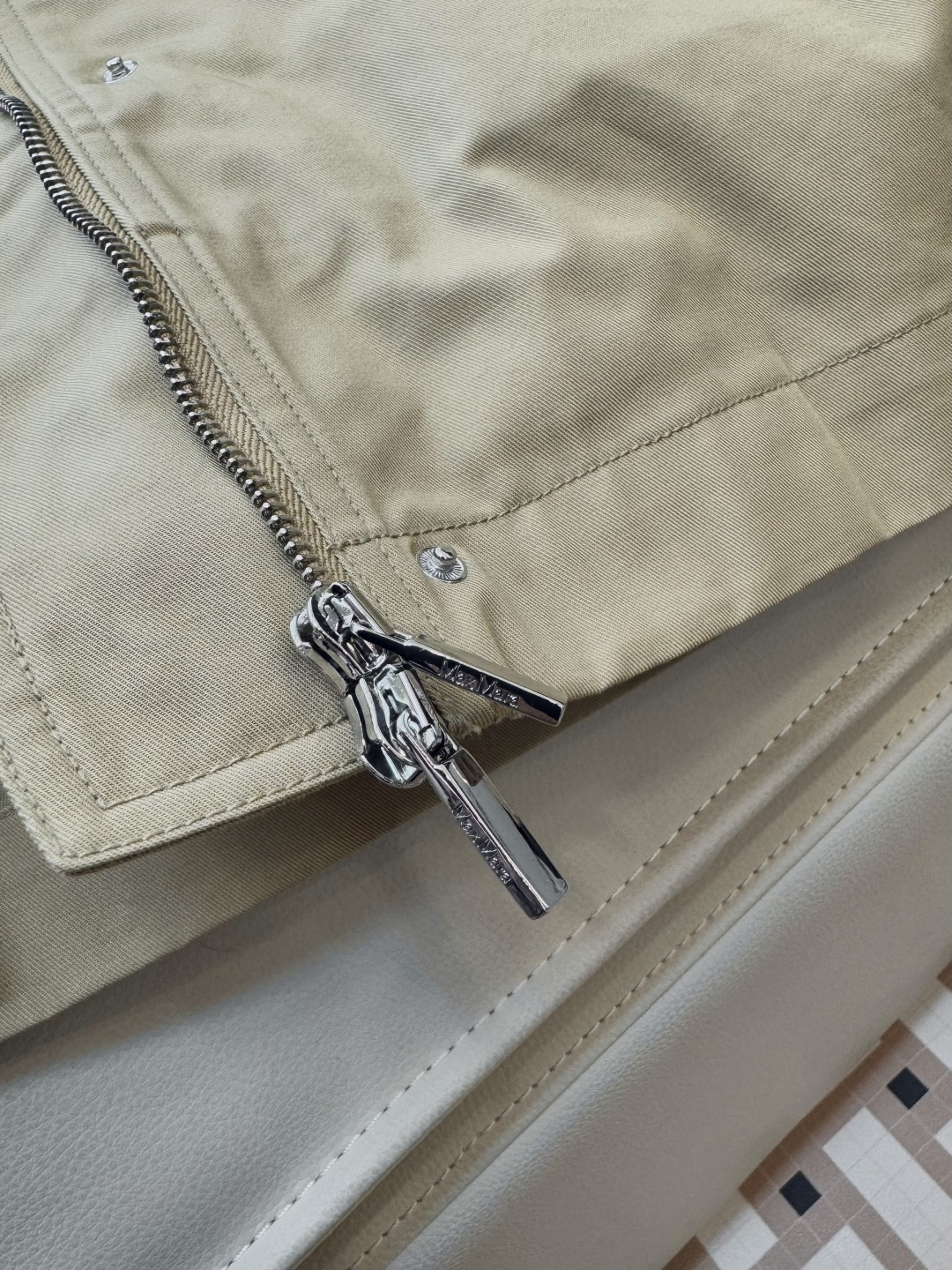 M2356-L #新款外套🌾Max 立领 顶级版 显瘦抽绳设计长外套 三色 38/40/42