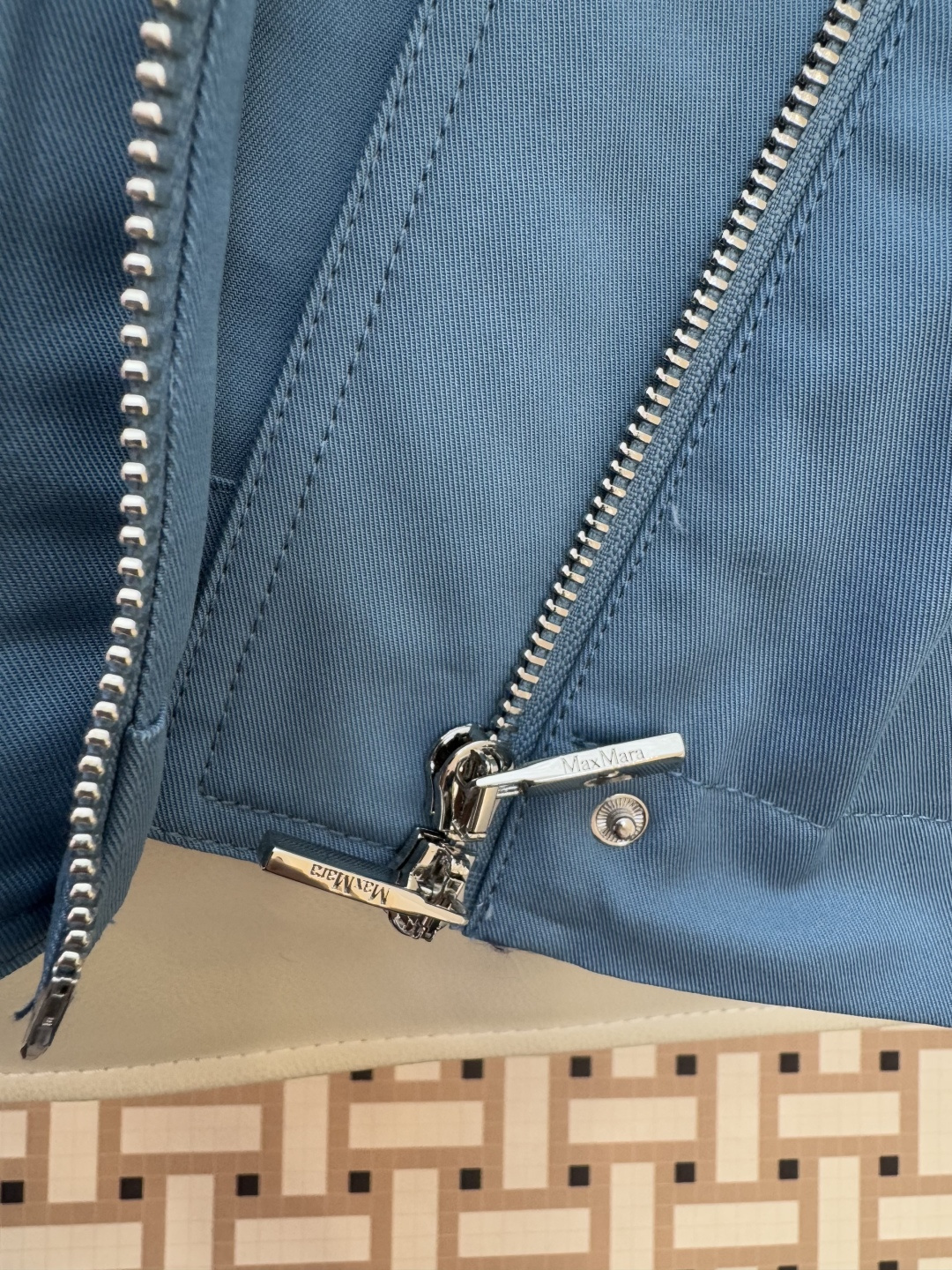 M2356#新款外套🌾Max 立领 顶级版 显瘦抽绳设计短外套 三色 38/40/42