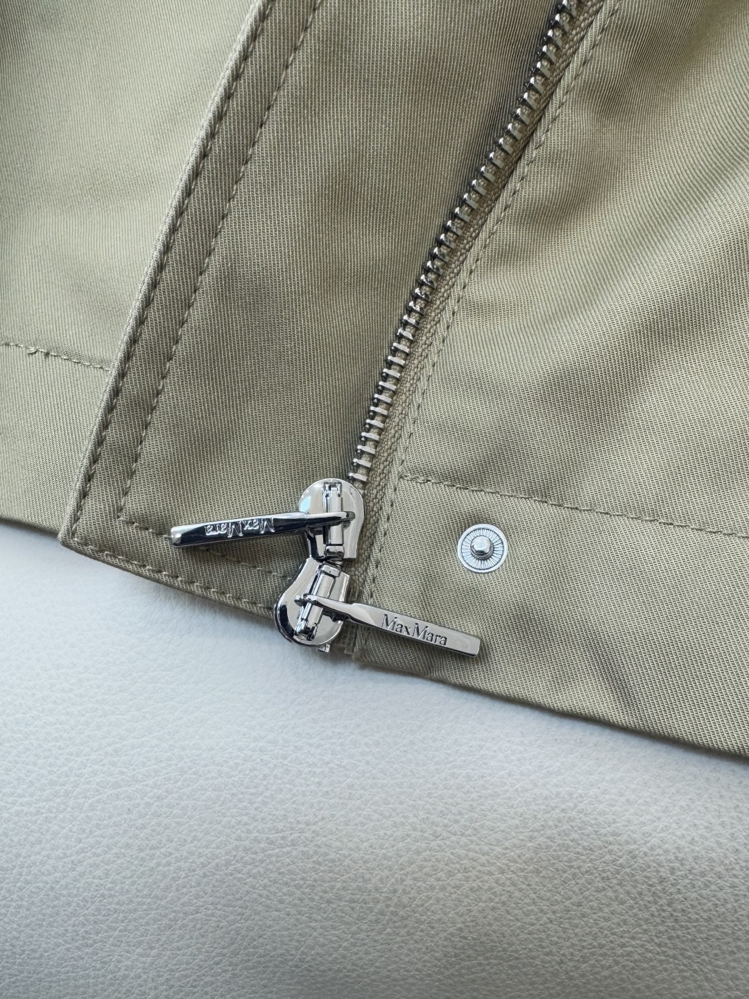 M2356#新款外套🌾Max 立领 顶级版 显瘦抽绳设计短外套 三色 38/40/42