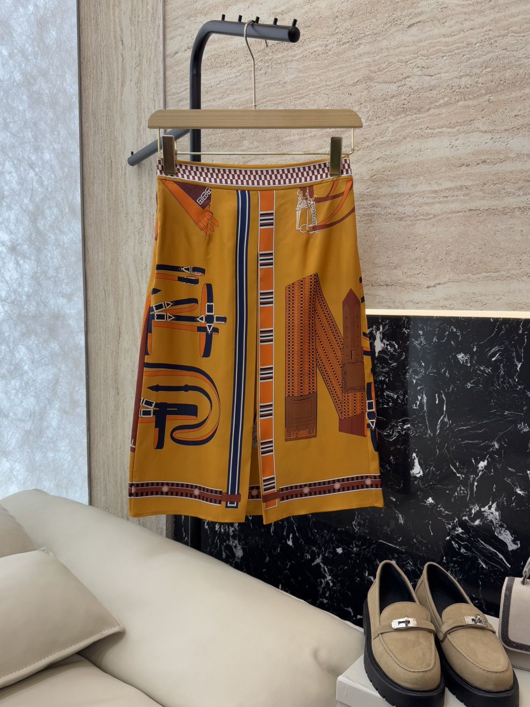 NO:777178,H32506# New Skirt P H Home Positioned Silk Printed Silk Skirt Black Yellow S-XL, Hermès-Clothing, hermes, skirts, real silk,19860909H32506#新款半裙P H家 定位真丝印花真丝半裙 黑色 黄色 S-XL,爱马仕-服装,hermes,skirts,real silk,,Women's clothing