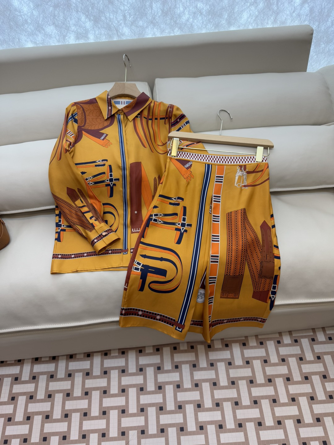 NO:331115,H325076# new suit H home positioning print silk shirt top skirt suit yellow black S-XL, skirts, shirts, real silk, alexander wang19860909H325076#新款套装 H家 定位印花 真丝衬衫上衣 半裙套装 黄色 黑色 S-XL,,skirts,shirts,real silk,alexander wang,Women's clothing