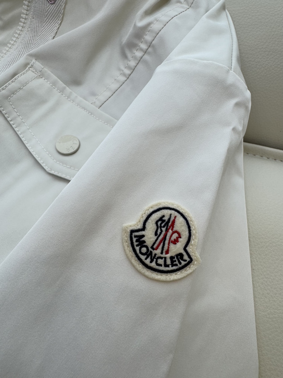 Moncler Theberon Pike Coat: Stylish, Functional, High Quality. Available in Three Colors and Sizes. - 图片 7