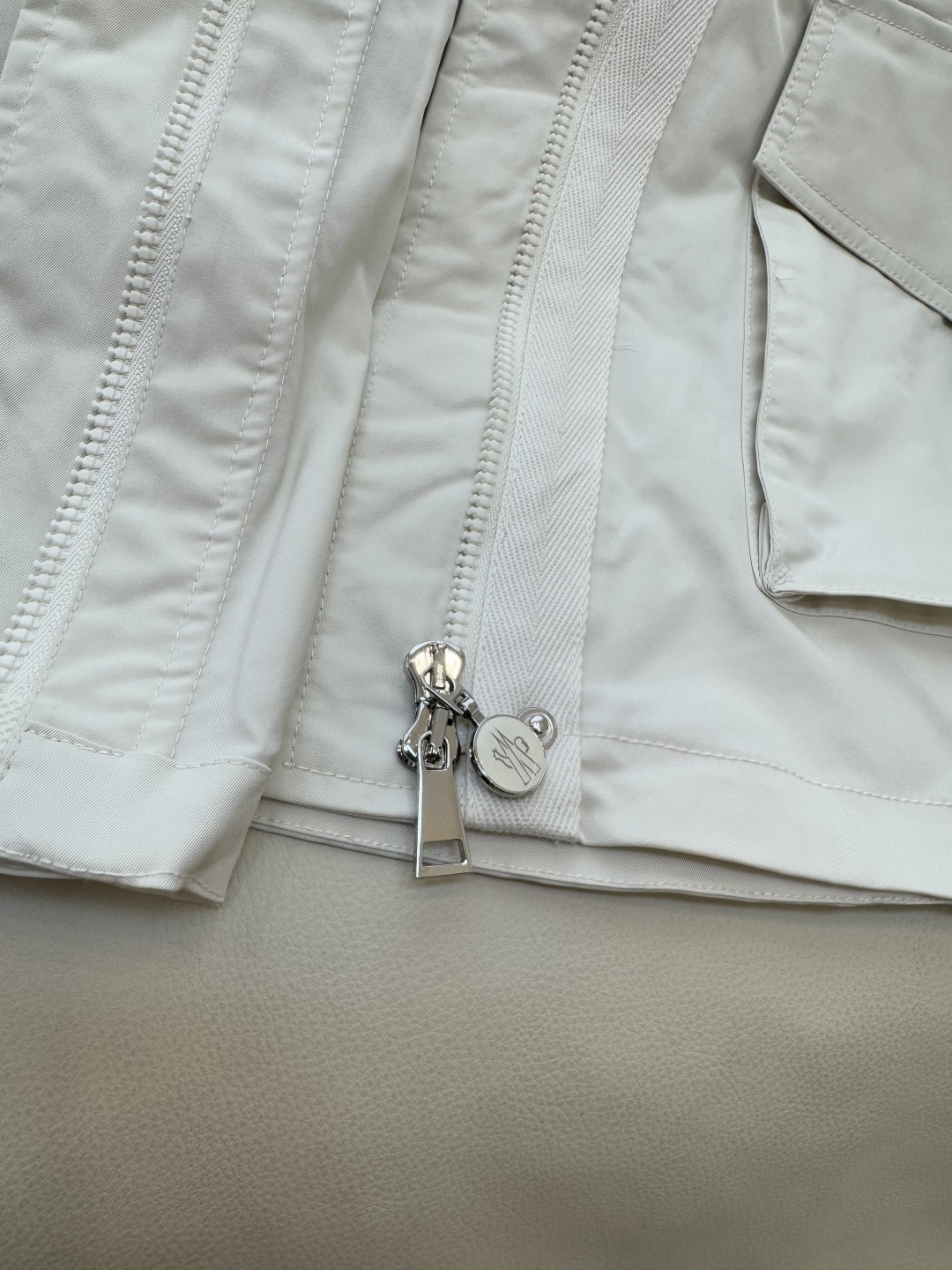 Moncler Theberon Pike Coat: Stylish, Functional, High Quality. Available in Three Colors and Sizes. - 图片 5