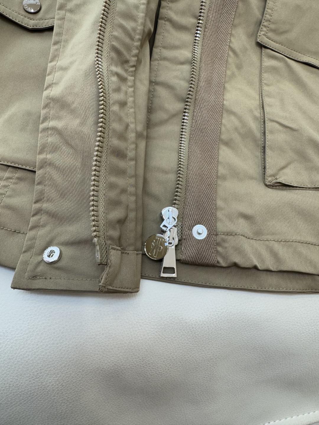 M2366#新款外套🌾Mon 蒙口 显瘦拉链款防风 外套 白色 卡其色 1-2-3码