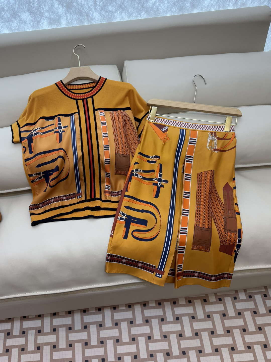 NO:331112,H325056# new set H home positioning print silk silk knitted short-sleeved top skirt suit yellow black S-XL, skirts, T-shirt, real silk, alexander wang19860909H325056#新款套装 H家 定位印花 真丝拼丝针织短袖上衣 半裙套装 黄色 黑色 S-XL,,skirts,T-shirt,real silk,alexander wang,Women's clothing