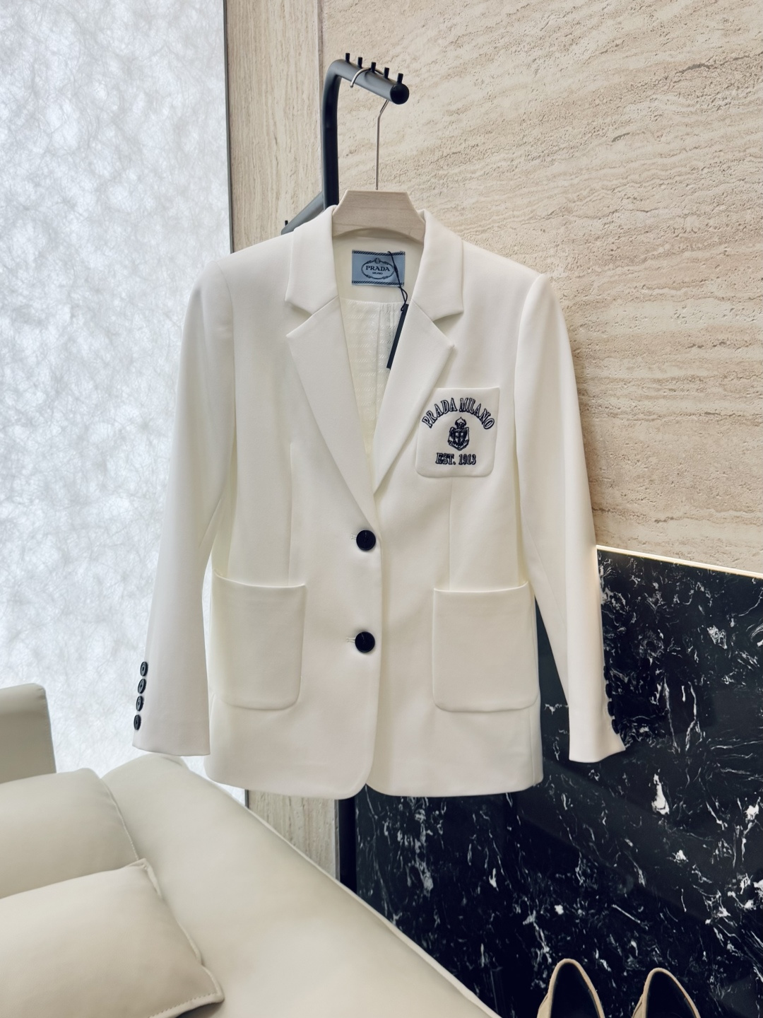 NO:466156,CX011# new jacket PR letter print to make you look slimming Two-button suit jacket Black and white SML,,jackets & coats,business suit,alexander wang19860909CX011#新款外套 PR 字母印花显瘦 两粒扣西装外套 黑色 白色 SML,,jackets & coats,business suit,alexander wang,Women's clothing