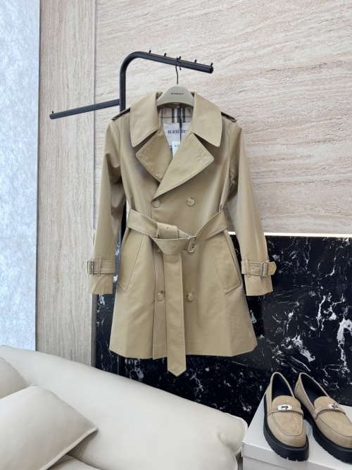 Burberry Dames Trenchcoat - Klassieke Stijl, Dubbele Rij Knopen, Medium Lengte 1 Burberry Dames Trenchcoat - Klassieke Stijl, Dubbele Rij Knopen, Medium Lengte