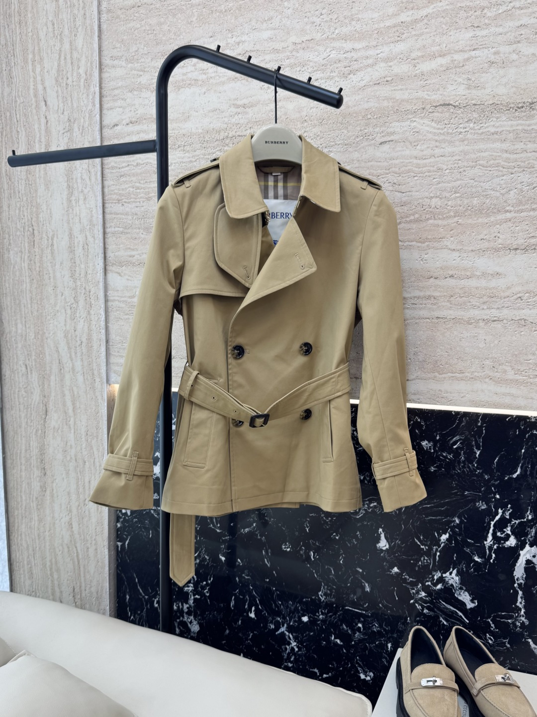 NO:439139,LF004# new windbreaker Bur Burberry Double-breasted latest short windbreaker Two-color SMLXL, burberry, burberry, alexander wang19860909LF004#新款风衣 Bur 巴宝莉 双排扣最新款短款风衣 两色 SMLXL,,burberry,burberry,alexander wang,Women's clothing